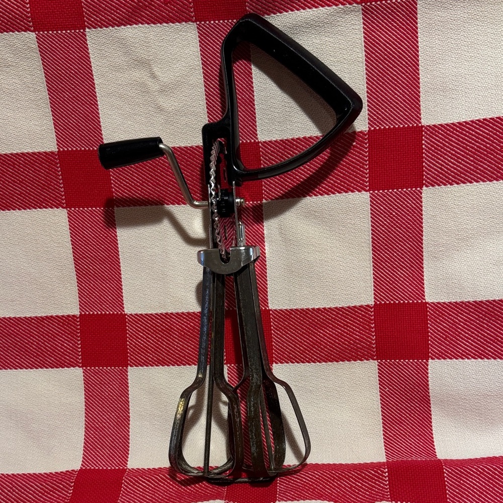 Vintage ECKO (per embossing documented) Metal Egg Beater with a Black Handle. - Picture 2 of 16